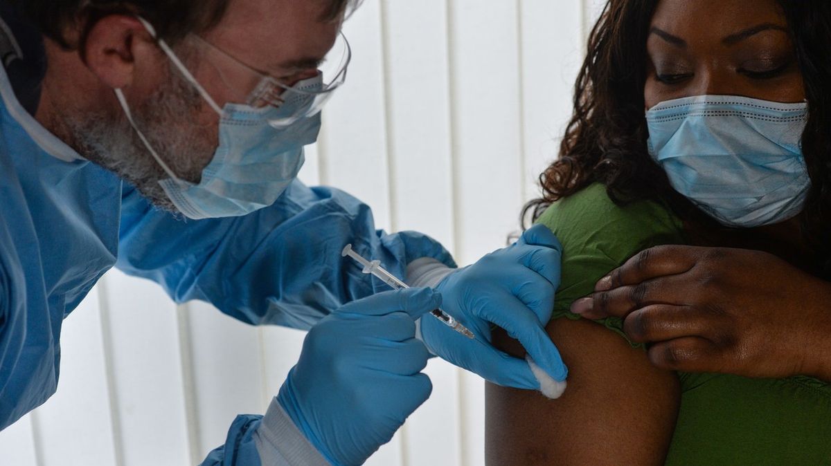 Irští experti doporučili pozastavit očkování vakcínou AstraZeneca